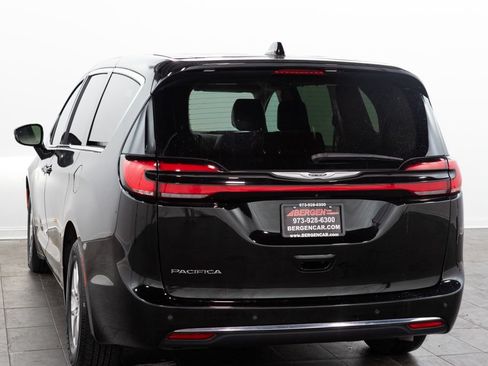 Used 2024 Chrysler Pacifica Touring-L FWD image 11