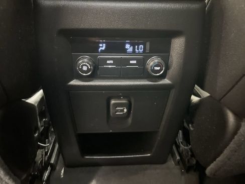 Used 2018 Chevrolet Traverse LT FWD image 19