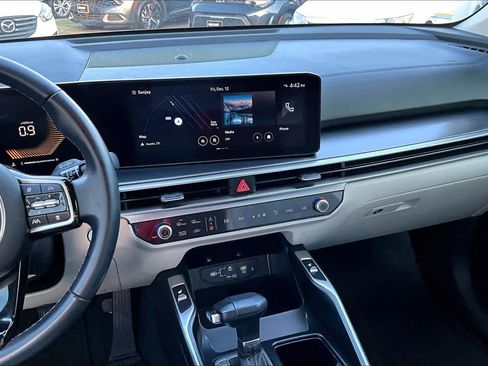 Certified 2025 Kia Sorento S image 6