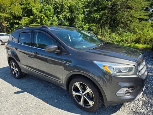 Used 2017 Ford Escape SE w/ Equipment Group 201A FWD image 3
