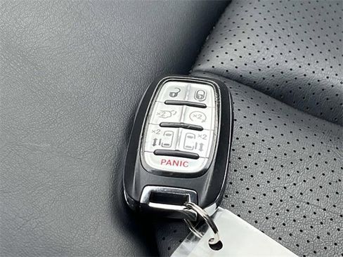 Used 2023 Chrysler Pacifica Touring-L image 39