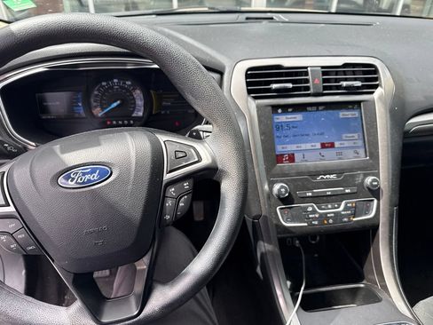 Used 2019 Ford Fusion SE FWD image 3