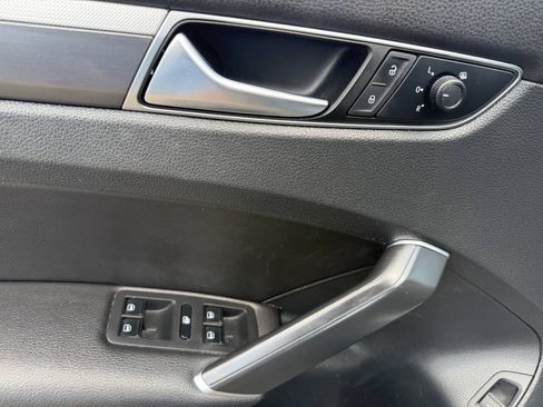 Used 2018 Volkswagen Passat 2.0T R-Line FWD image 11