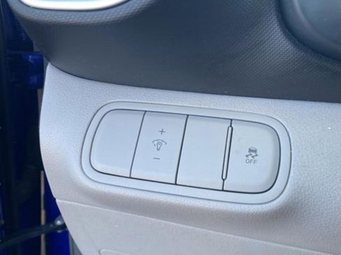 Used 2023 Hyundai Venue SEL image 13