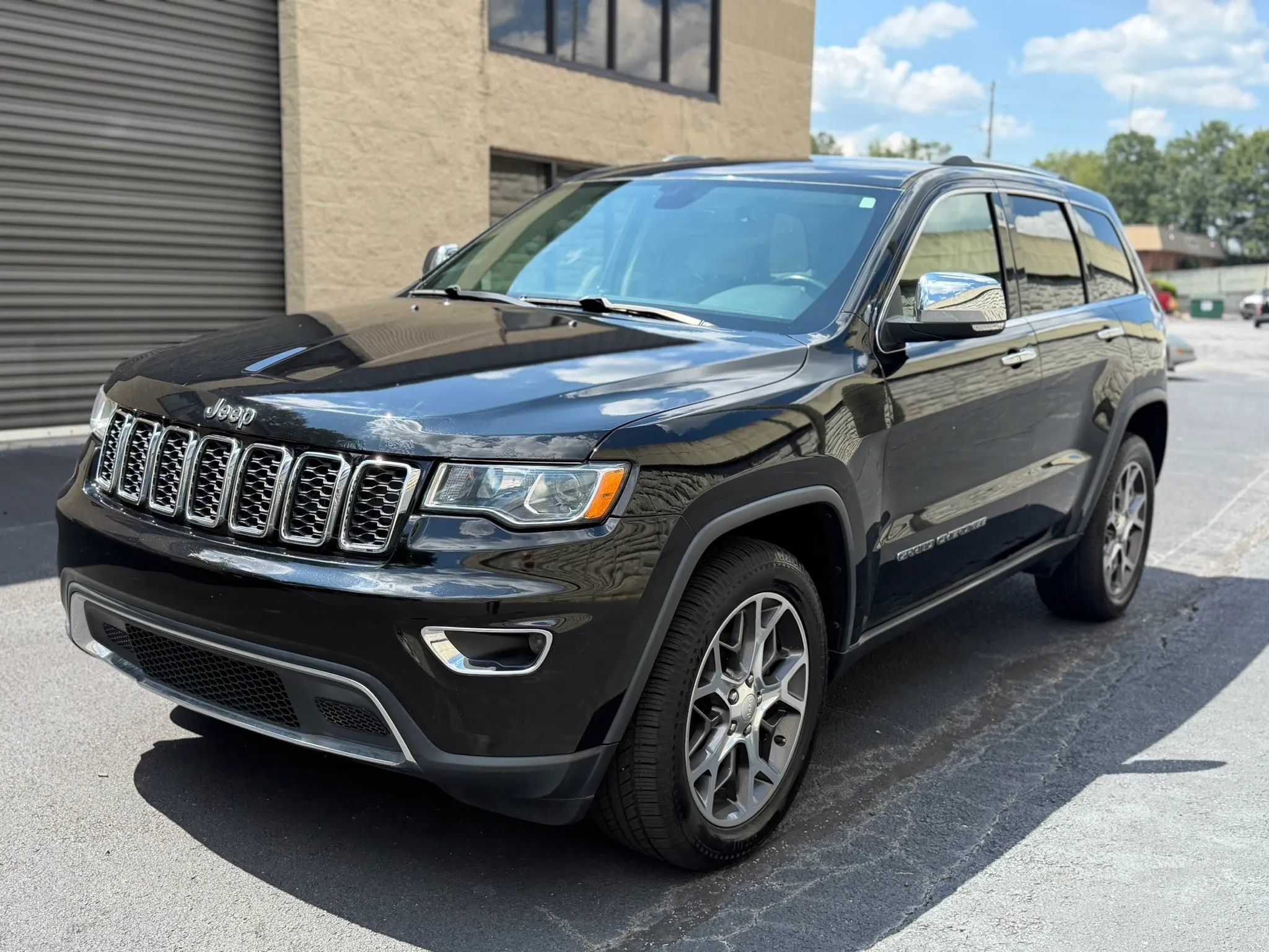 Used 2019 Jeep Grand Cherokee Limited AWD/4WD image 1
