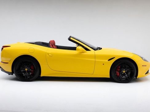 Used 2016 Ferrari California T image 15