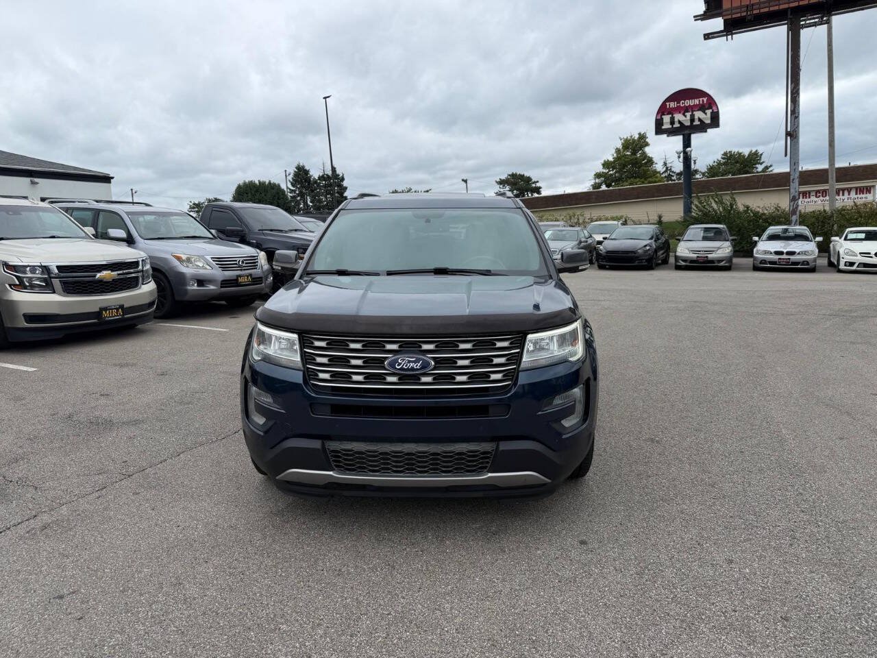 Used 2017 Ford Explorer XLT w/ Equipment Group 202A AWD/4WD image 3