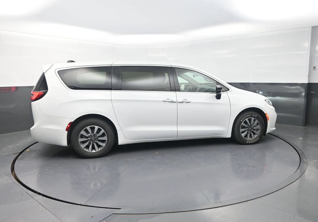 Used 2024 Chrysler Pacifica Limited FWD image 12