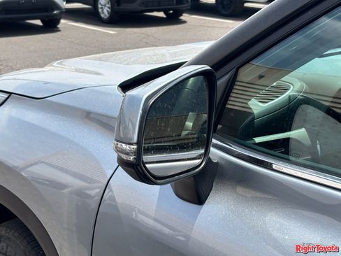 Certified 2025 Toyota Highlander LE image 9