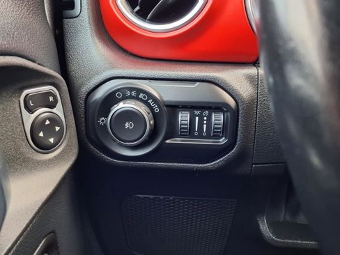 Used 2019 Jeep Wrangler Unlimited Rubicon AWD/4WD image 10