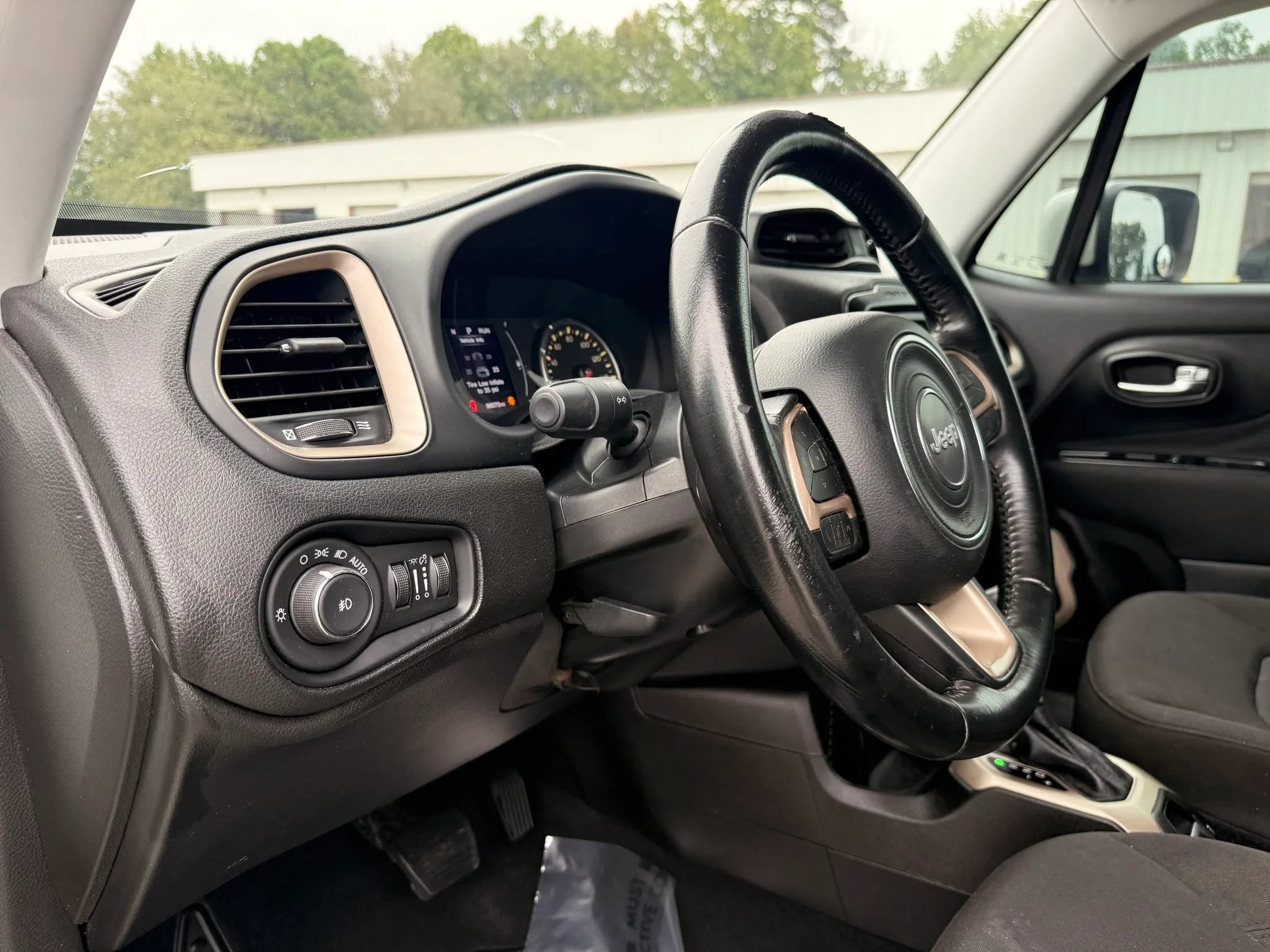 Used 2017 Jeep Renegade Latitude FWD image 17