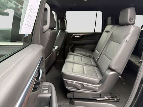 Used 2025 Chevrolet Suburban LT image 31