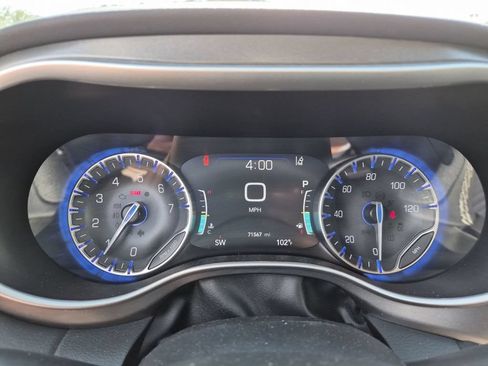 Used 2024 Chrysler Pacifica Touring-L FWD image 20
