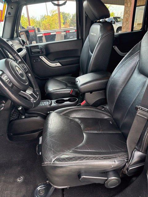 Used 2015 Jeep Wrangler Unlimited Rubicon w/ Connectivity Group AWD/4WD image 11