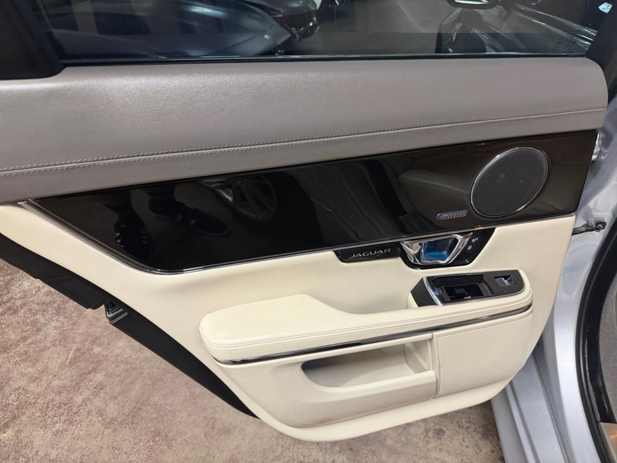 Used 2016 Jaguar XJ R-Sport RWD image 15