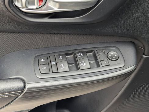 Used 2016 Jeep Cherokee Latitude FWD image 19