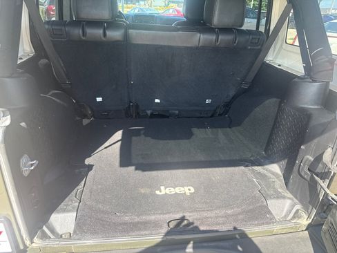 Used 2015 Jeep Wrangler Unlimited Rubicon w/ Connectivity Group AWD/4WD image 13