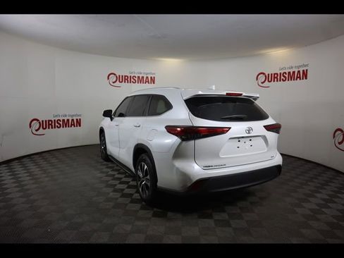 Used 2023 Toyota Highlander XLE FWD image 6