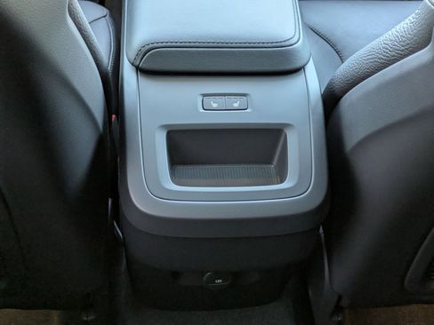 Used 2023 Volvo XC60 B5 Plus image 29