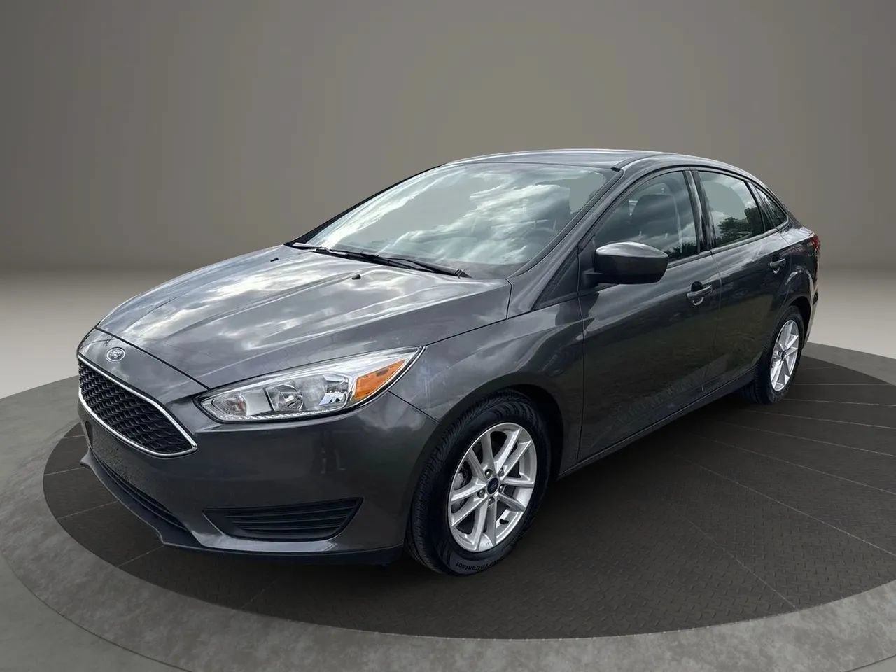 Used 2018 Ford Focus SE FWD image 1