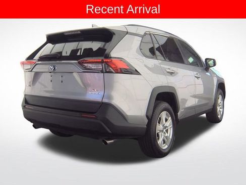 Used 2021 Toyota RAV4 LE AWD/4WD image 4