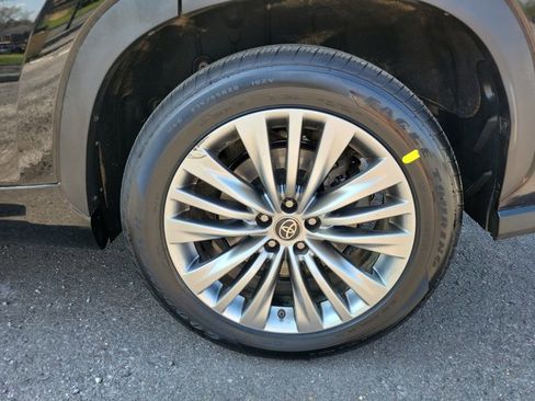 Used 2023 Toyota Highlander Platinum image 31