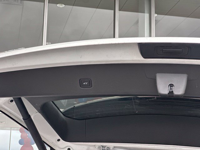 Used 2023 Chevrolet Traverse Premier FWD image 21
