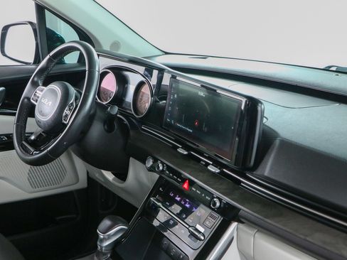 Used 2024 Kia Carnival EX FWD image 26