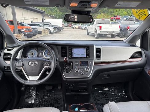 Used 2020 Toyota Sienna Limited Premium w/ Carpet Mat Package AWD/4WD image 8