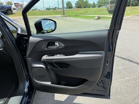 Used 2025 Chrysler Pacifica Select image 31