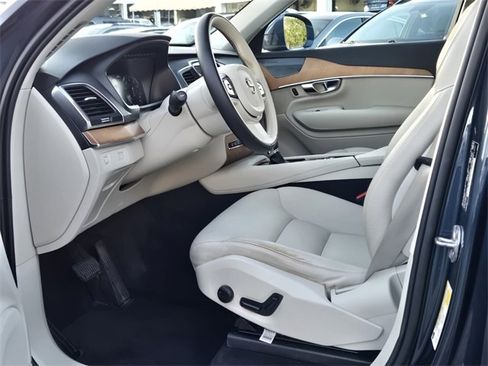 Used 2022 Volvo XC90 T6 Momentum w/ Climate Package image 14