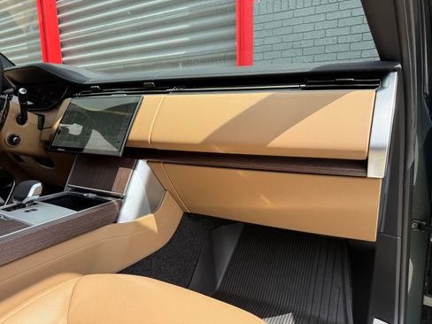 Used 2025 Land Rover Range Rover Long Wheelbase SE image 19