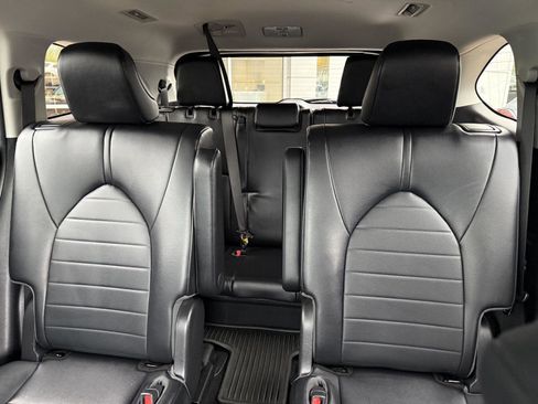 Used 2023 Toyota Highlander XLE AWD/4WD image 19