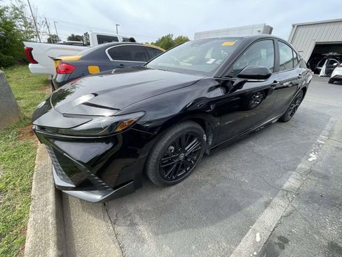 Used 2025 Toyota Camry SE image 4