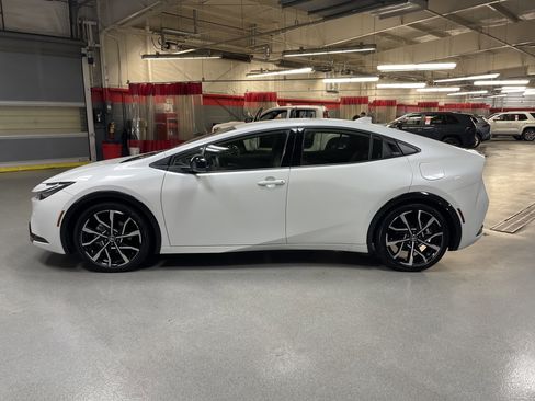 Used 2025 Toyota Prius Plug-In Hybrid FWD image 7