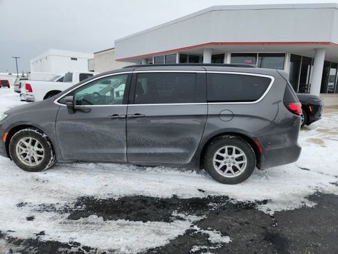 Used 2022 Chrysler Pacifica Touring-L image 6