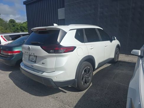 Certified 2024 Nissan Rogue SV w/ SV Premium Package FWD image 4