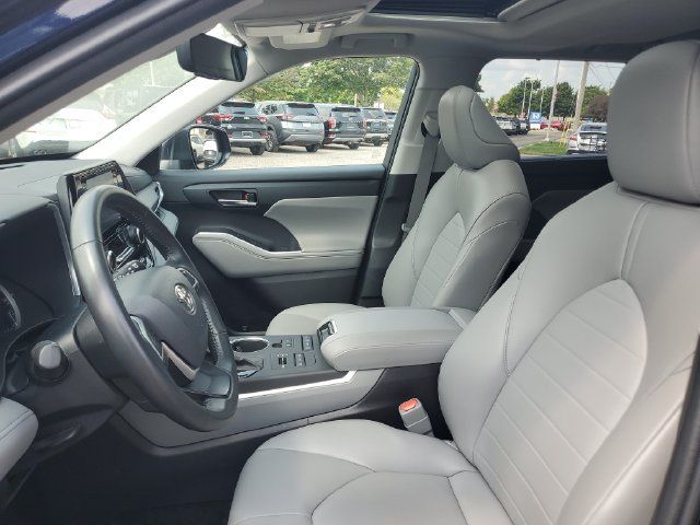 Used 2022 Toyota Highlander XLE AWD/4WD image 18