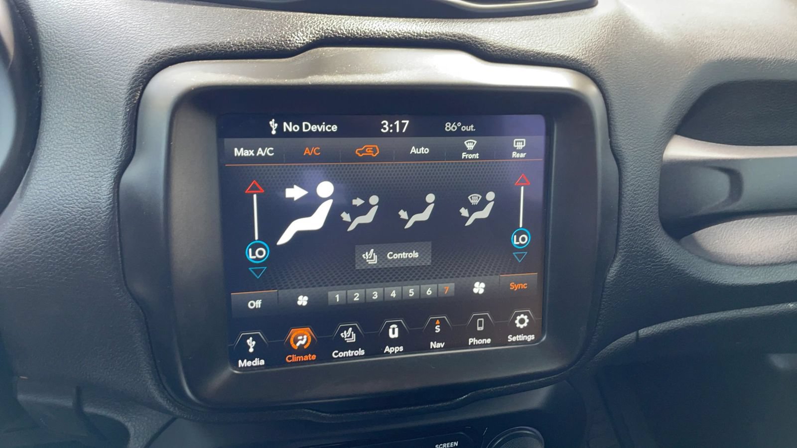 Used 2022 Jeep Renegade Latitude AWD/4WD image 14