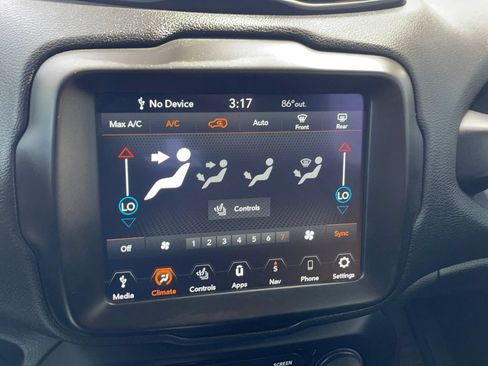 Used 2022 Jeep Renegade Latitude AWD/4WD image 14