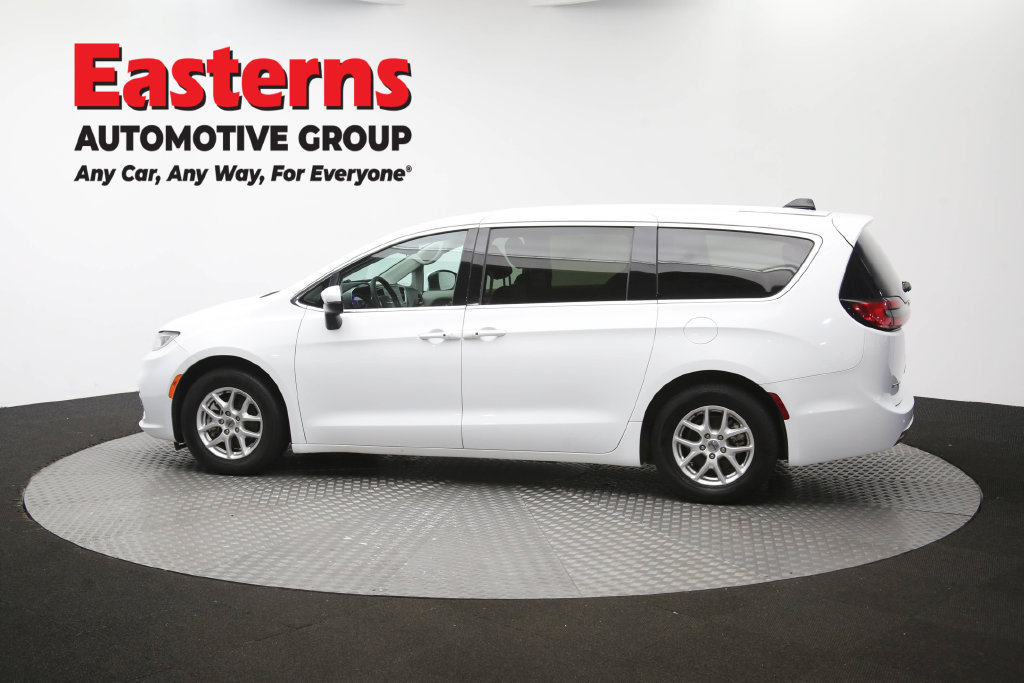 Used 2023 Chrysler Pacifica Touring-L FWD image 65