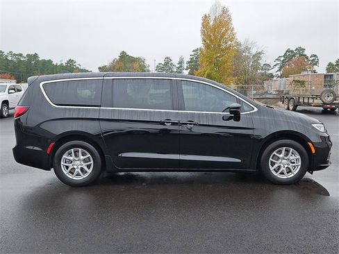 Used 2026 Chrysler Pacifica Select image 9