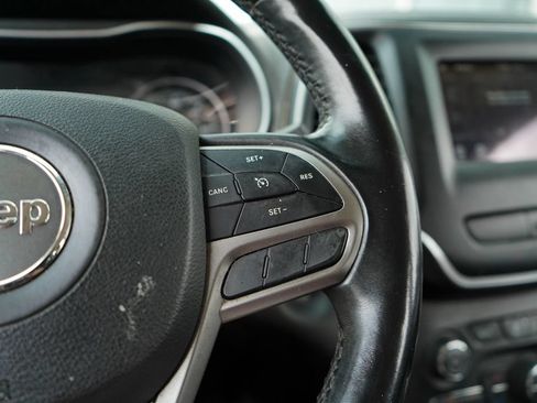 Used 2019 Jeep Cherokee Latitude Plus w/ Comfort/Convenience Group FWD image 30