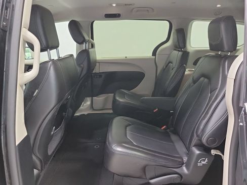 Certified 2023 Chrysler Pacifica Touring-L FWD image 26