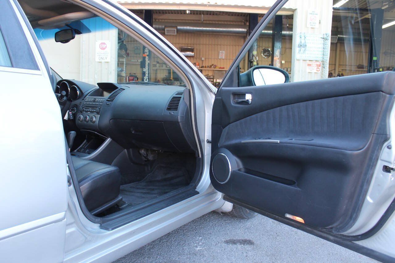 Used 2005 Nissan Altima 3.5 SE w/ (X02) Navigation Pkg FWD image 19