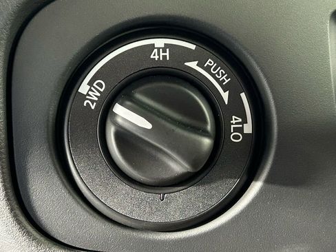 Used 2025 Nissan Frontier PRO-4X image 24