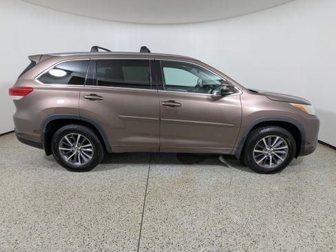 Used 2017 Toyota Highlander XLE FWD image 8