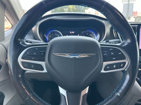 Used 2021 Chrysler Pacifica Touring-L FWD image 25