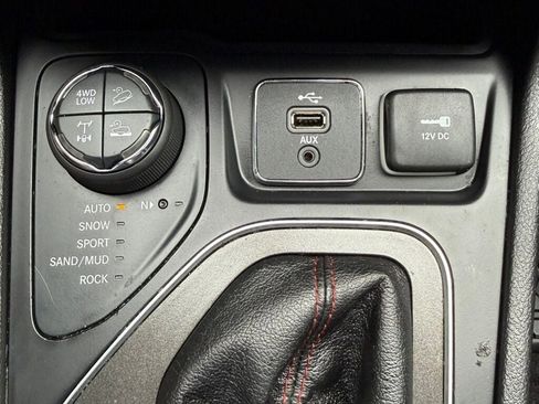 Used 2019 Jeep Cherokee Trailhawk w/ Comfort/Convenience Group AWD/4WD image 37