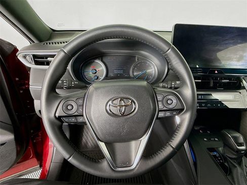 Used 2023 Toyota Venza XLE image 12